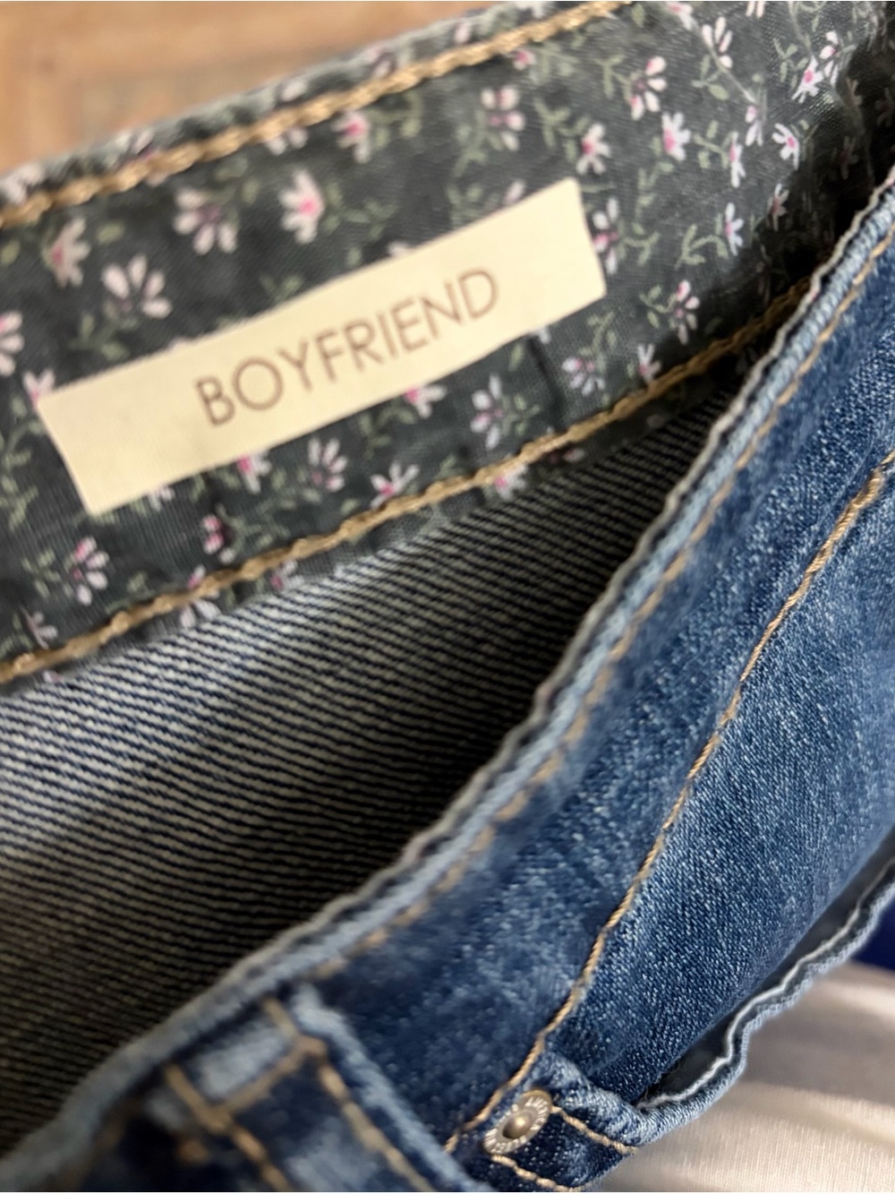Vintage America Distressed Blue Boyfriend Jeans like new. - Picture 2 of 4